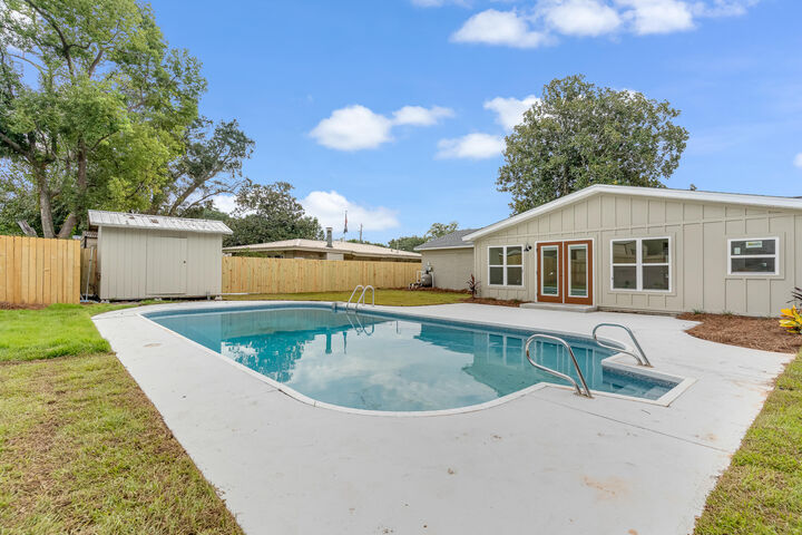 Property Photo: 103 NW Leila Place FL 32548