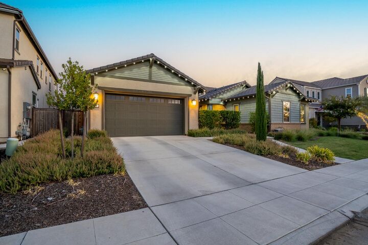 Property Photo: 572 Pinnacle Drive W CA 93636