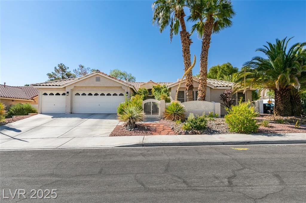 Property Photo: 7813 Waterfalls Avenue NV 89128