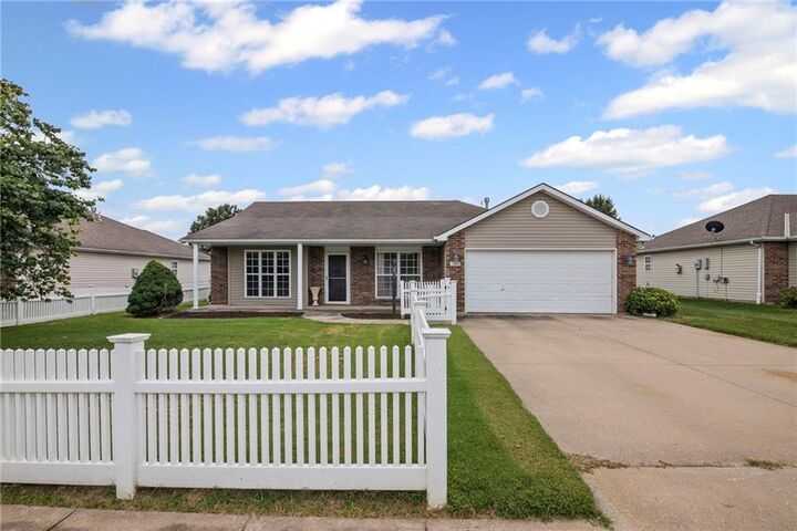 Property Photo: 727 Country Lane MO 64083