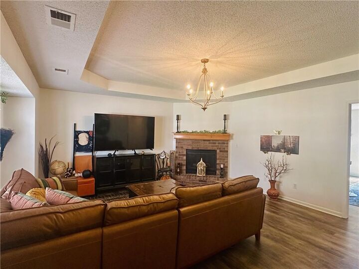 Property Photo: 727 Country Lane MO 64083