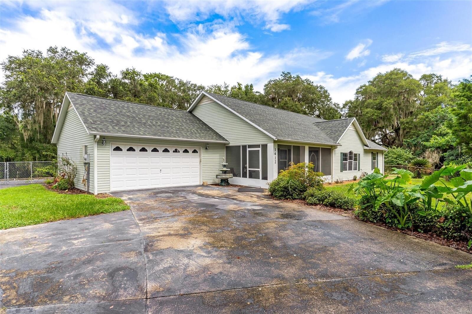 Property Photo: 1412 Cr 448A FL 33538