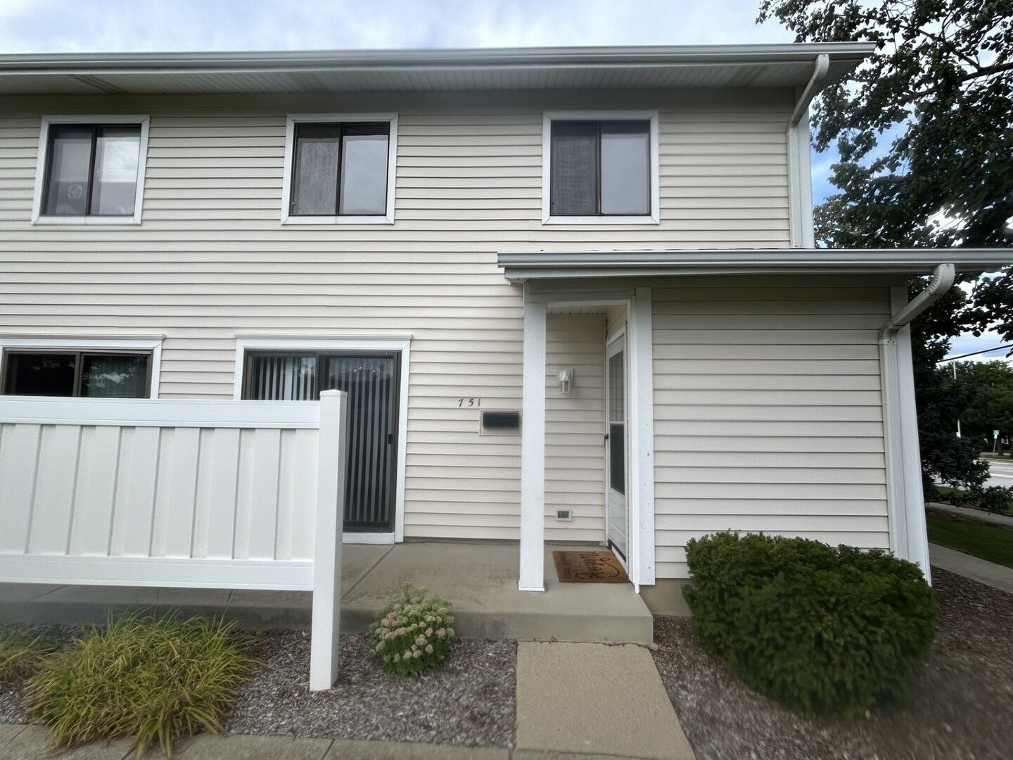 Property Photo: 751 Edgelake Point IL 60194
