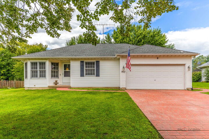 Property Photo: 807 Aspen Way IL 60135