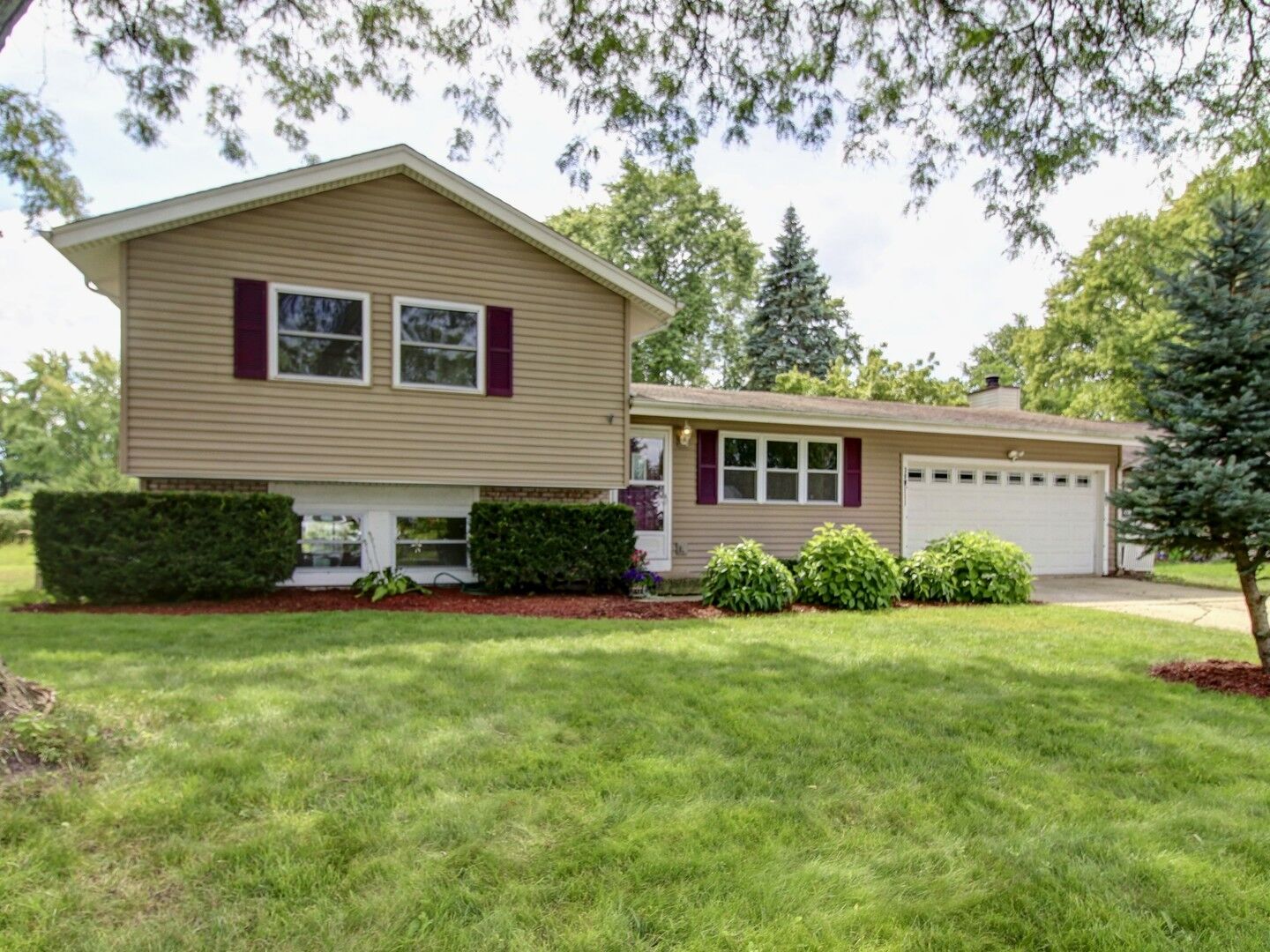 Property Photo: 30W111 Glenhurst Court IL 60555