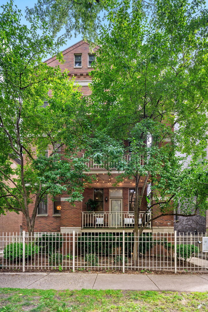 1225 W Carmen Avenue 1N  Chicago IL 60640 photo