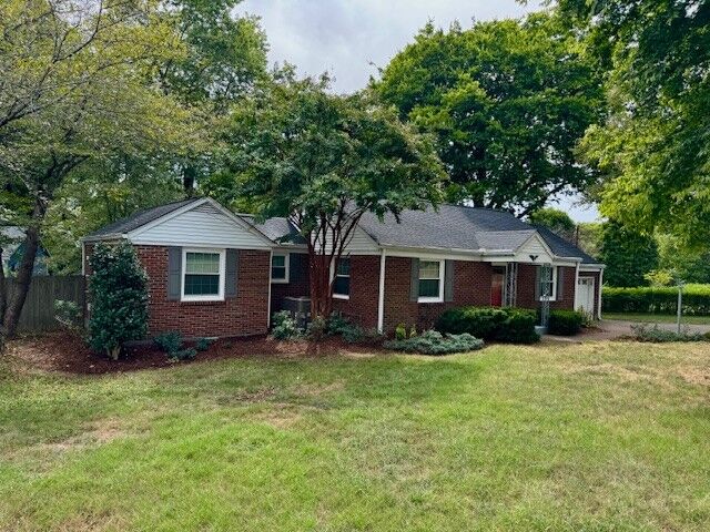 Property Photo: 2102 Avalon Dr TN 37216