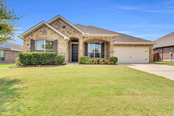 Property Photo: 402 Belmont Drive TX 76065