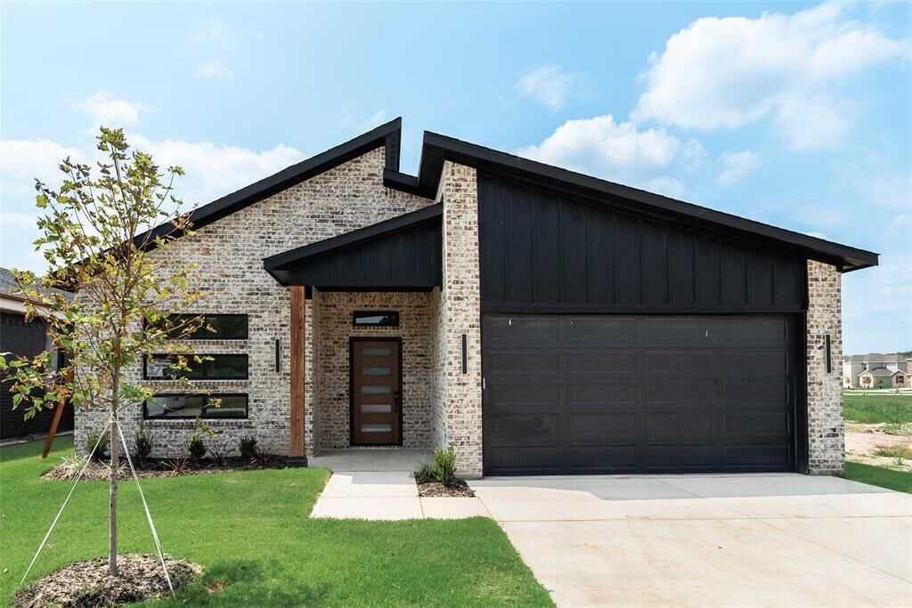 Property Photo: 110 Hesed Street TX 75402