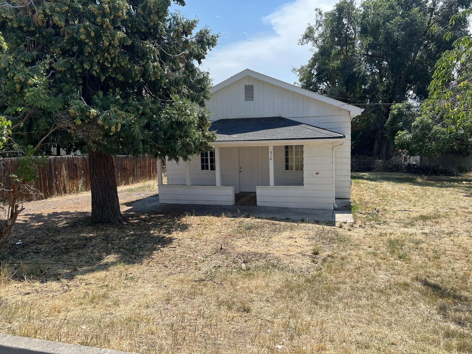 Property Photo: 310 Iowa Street OR 97601