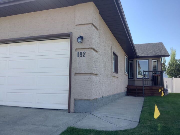 182 Doran Crescent  Red Deer AB T4R 2K3 photo