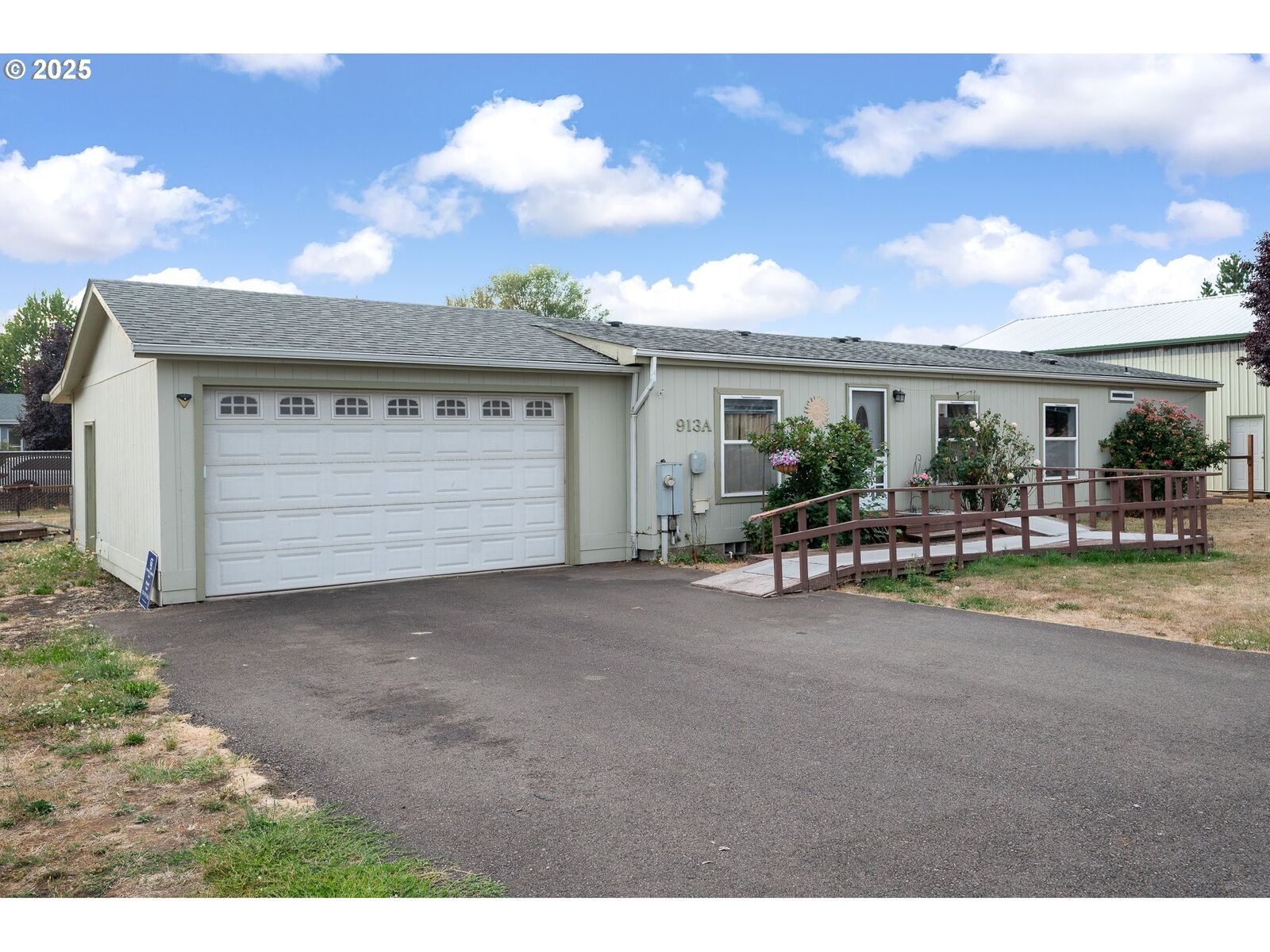 Property Photo: 913 A Toliver Rd OR 97038