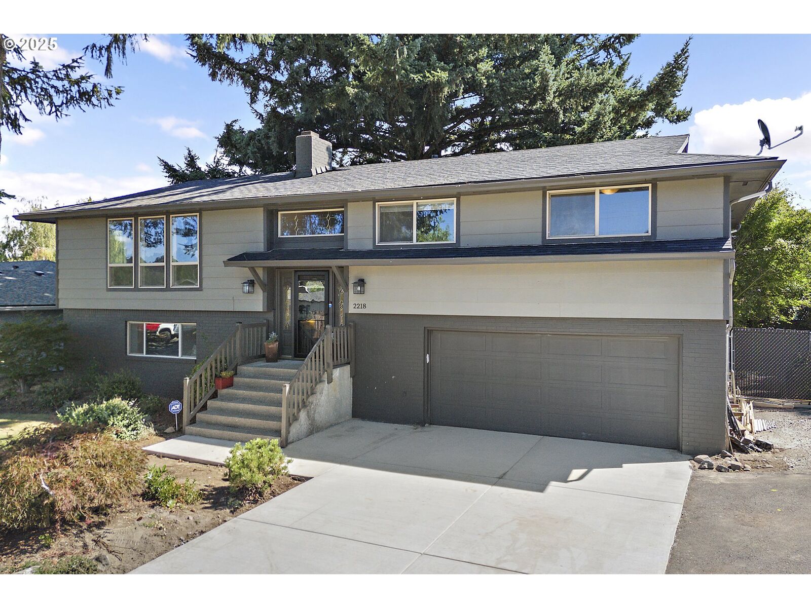 Property Photo: 2218 NE Morlan Ave OR 97030