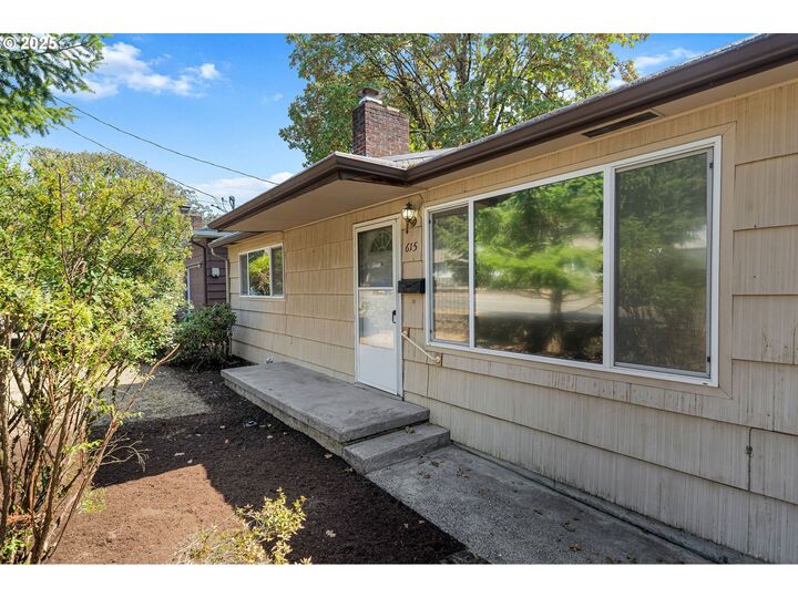 Property Photo: 615 E Gloucester St OR 97027