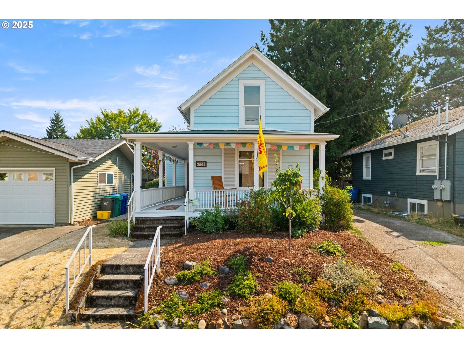 Property Photo: 128 NE 74th Ave OR 97213