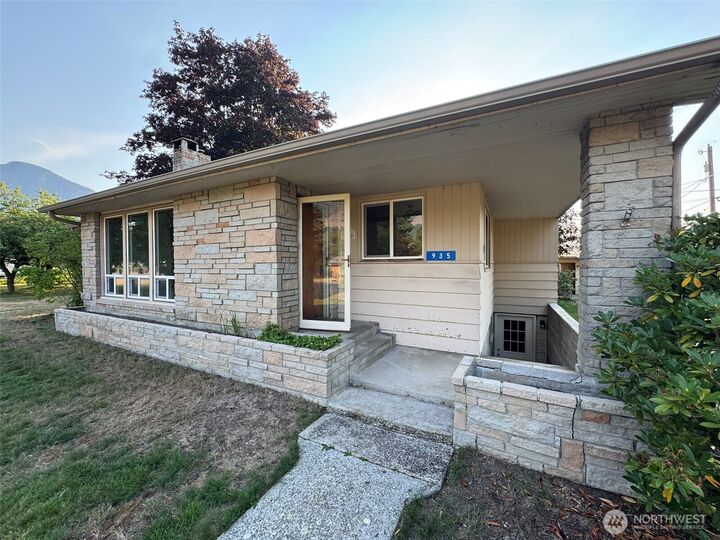 Property Photo:  935  Madison Avenue  WA 98241 