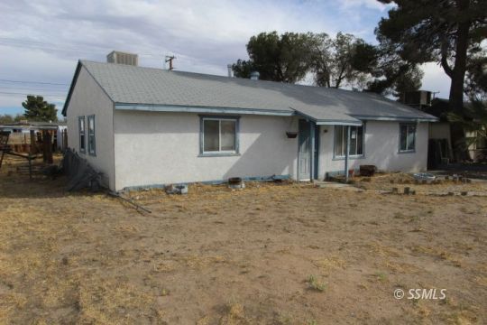 Property Photo: 432 N Warner St CA 93555