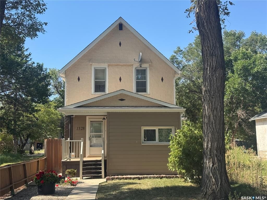 Property Photo:  1328 Retallack Street  SK S4T 2H9 