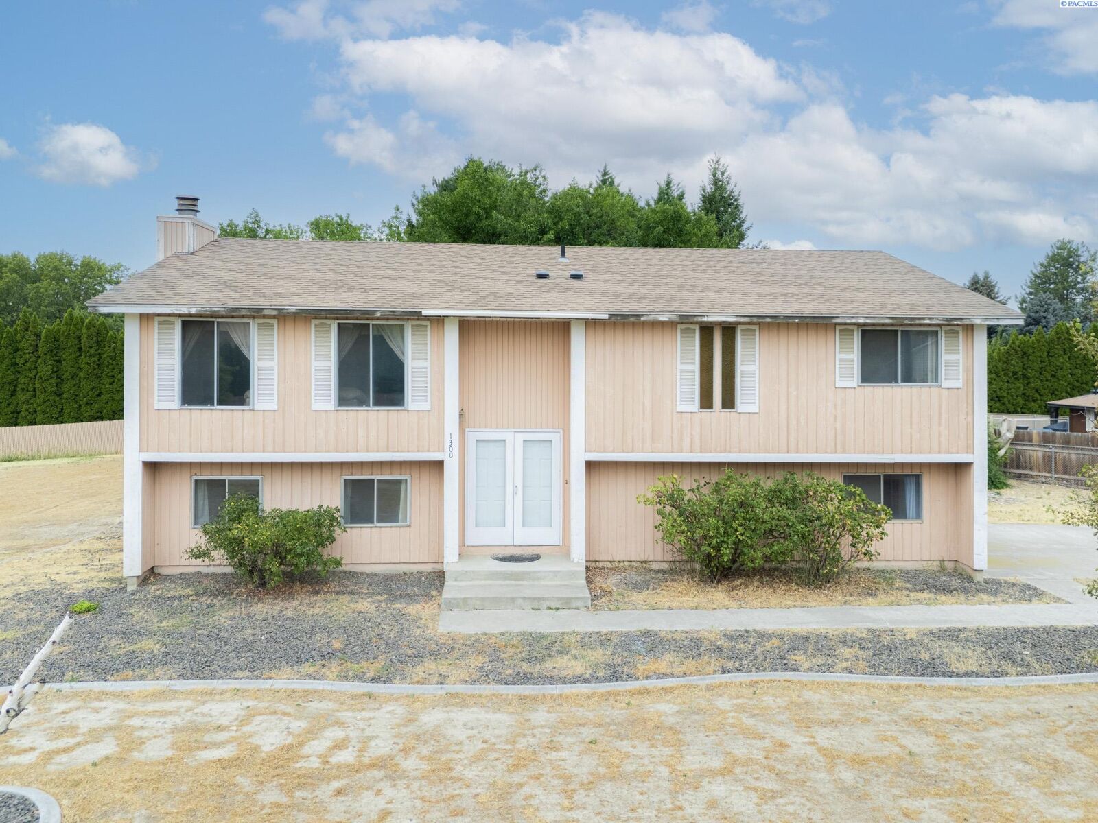 Property Photo: 1300 S Kellogg St WA 99338-1603