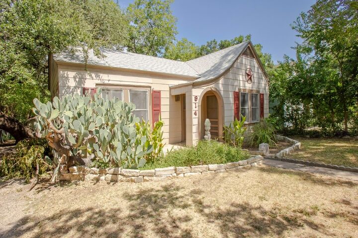 Property Photo: 914 W Monroe Street TX 78704