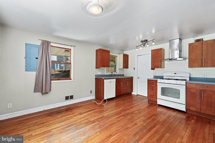 Property Photo: 6830 Custis Parkway VA 22042