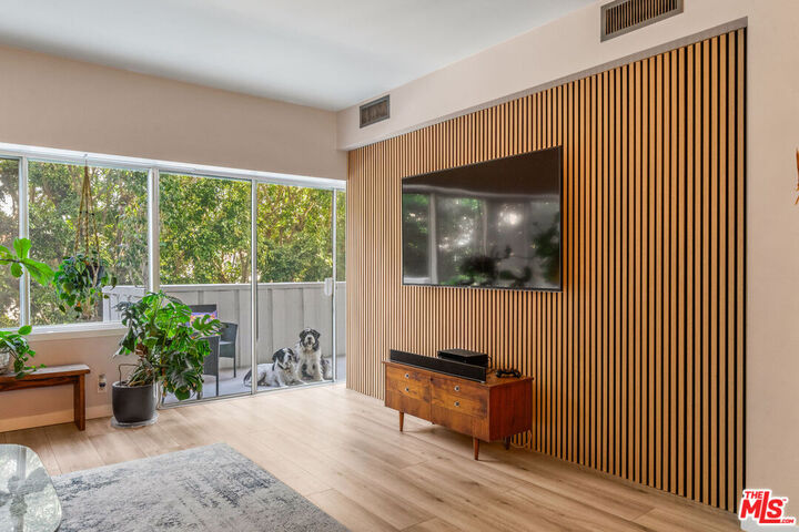 Property Photo: 7135 Hollywood Blvd CA 90046