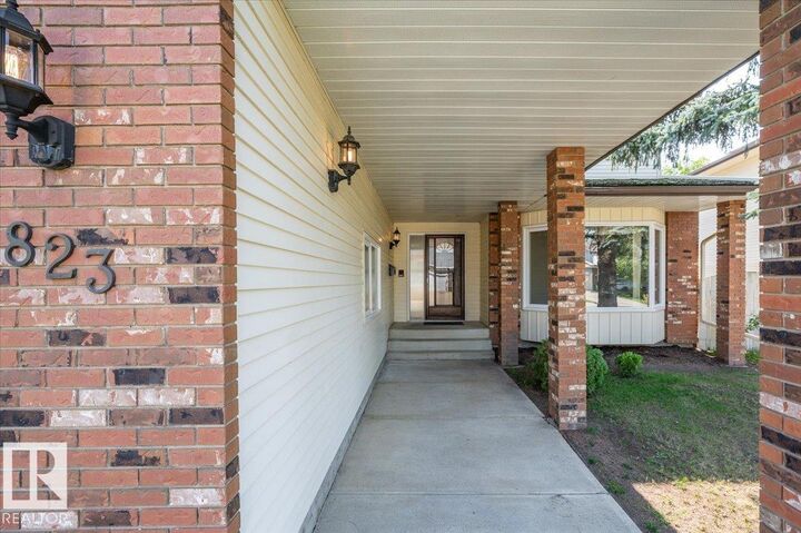 Property Photo: 823 Richards Crescent NW AB T6R 1B4
