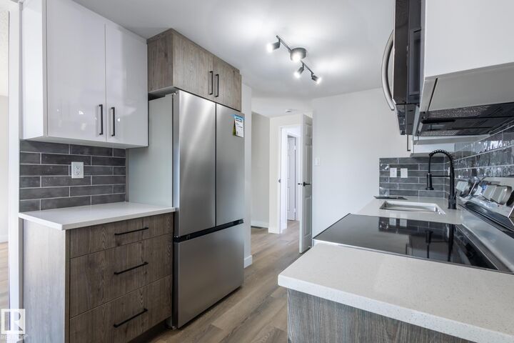 62 Amberly Court NW  Edmonton AB T5A 0H9 photo