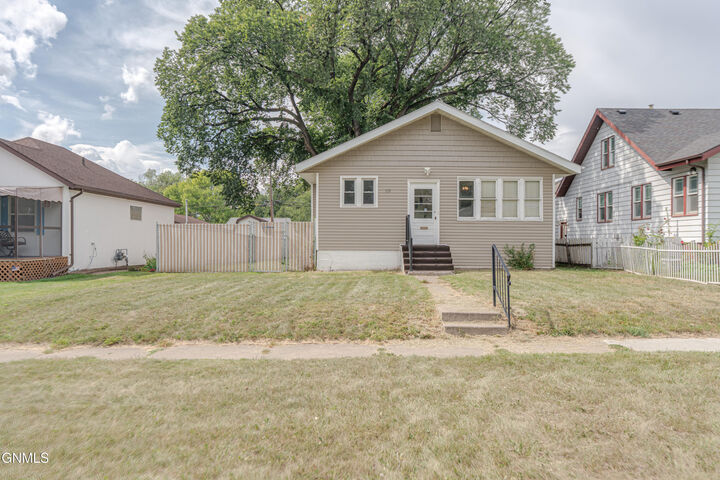 Property Photo: 618 N 12th Street ND 58501