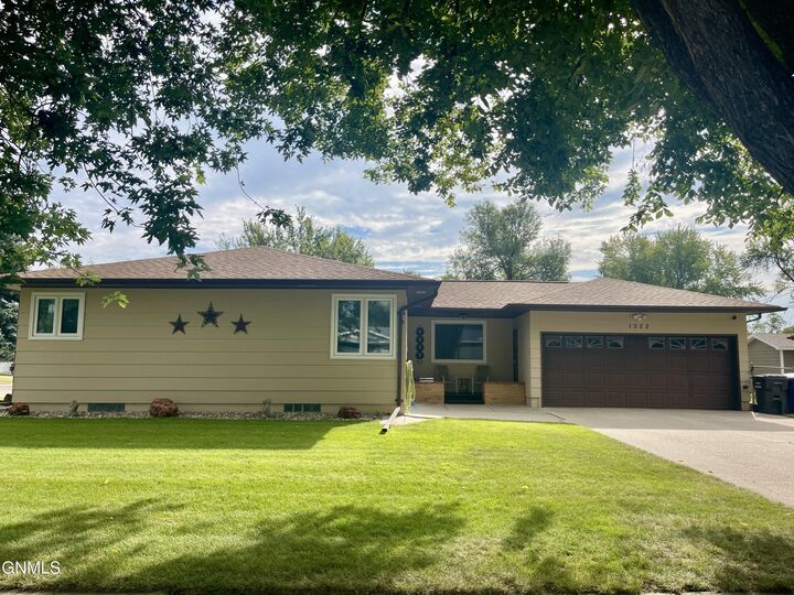 Property Photo:  1022 9th Avenue NE  ND 58401 