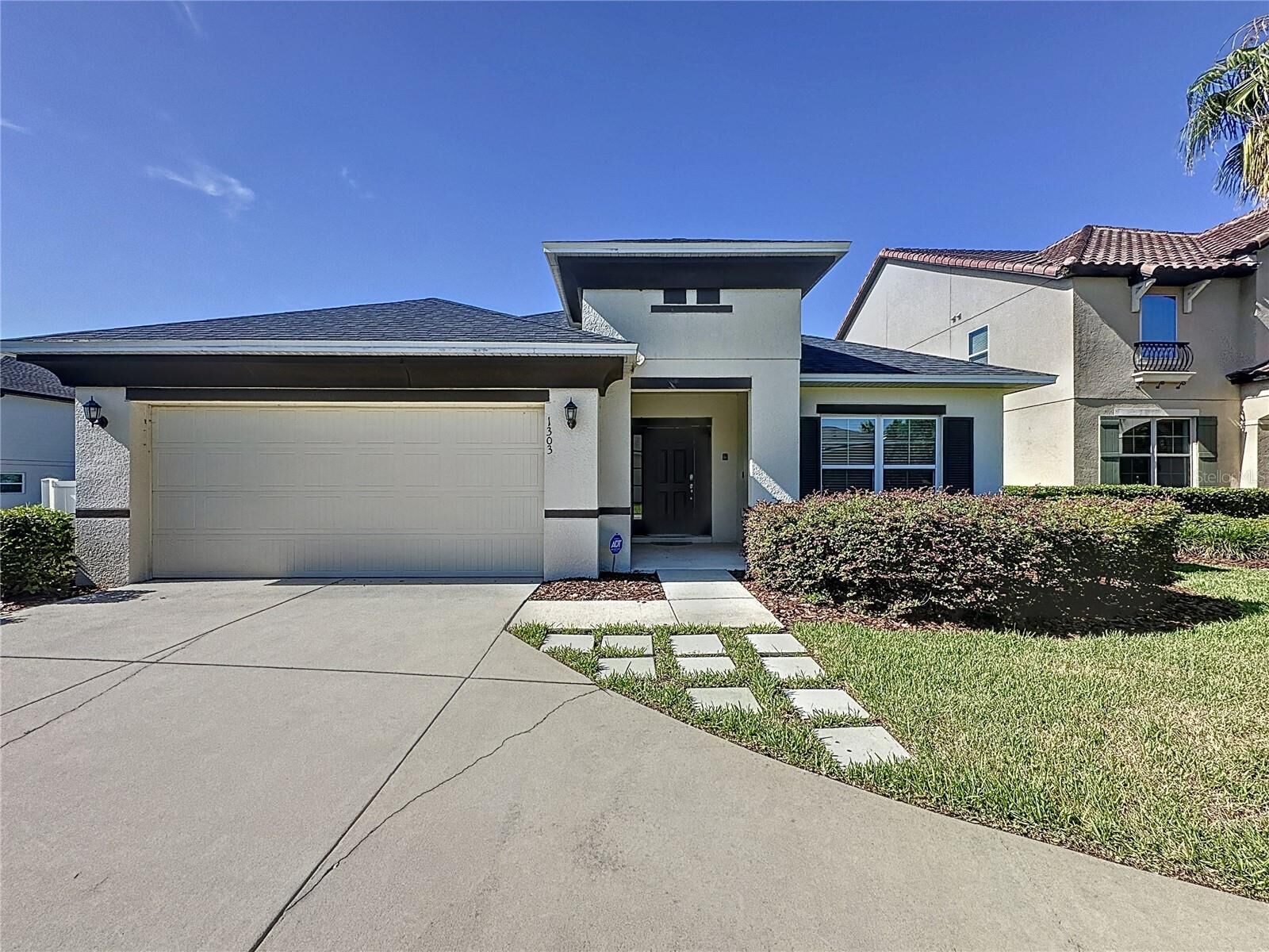 Property Photo: 1303 Yorkshire Court FL 33896