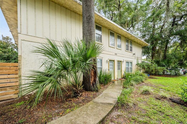 Property Photo:  609 SW 10th Lane 2  FL 32601 