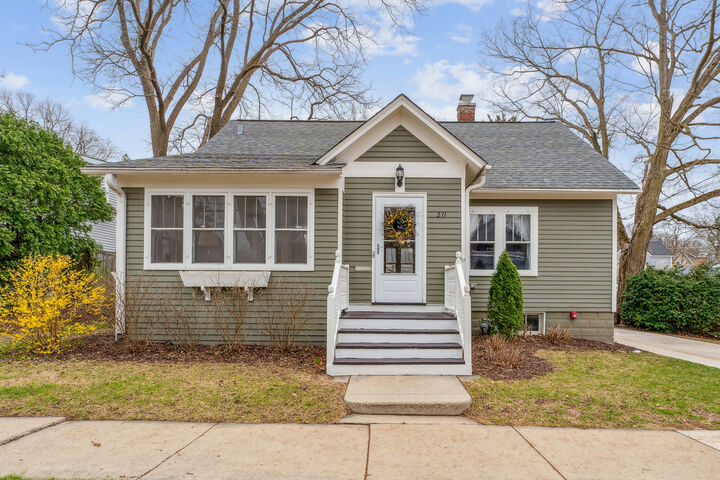 211 E Russell Street  Barrington IL 60010 photo