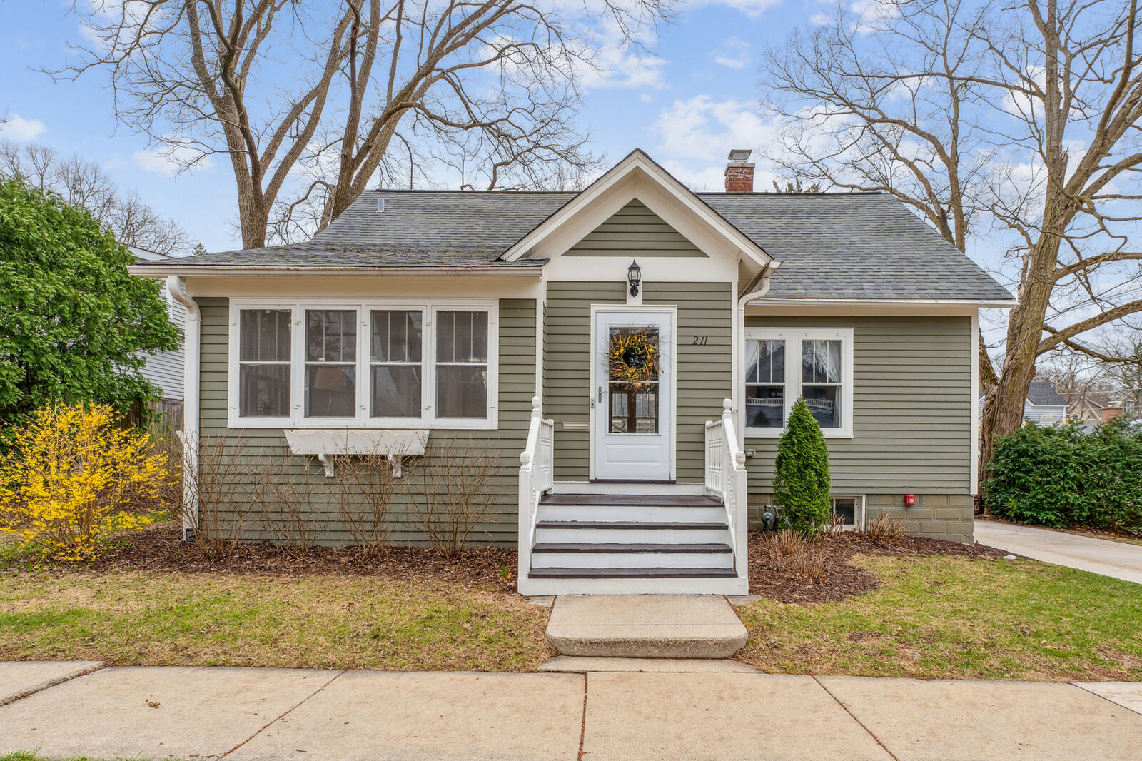 Property Photo:  211 E Russell Street  IL 60010 