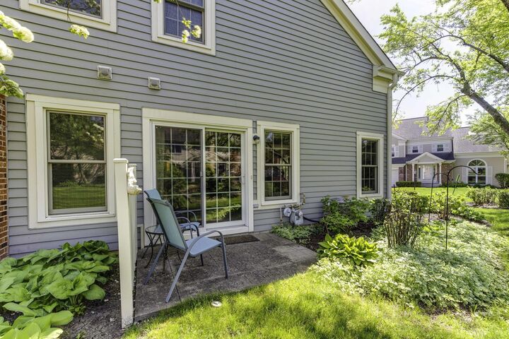 Property Photo: 2462 E Towne Boulevard IL 60004