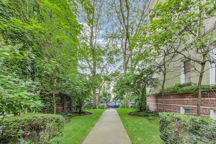Property Photo: 1442 W Carmen Avenue 1 IL 60640