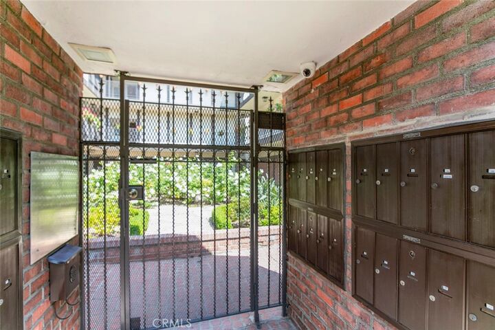 Property Photo: 234 N Kenwood Street 106 CA 91206