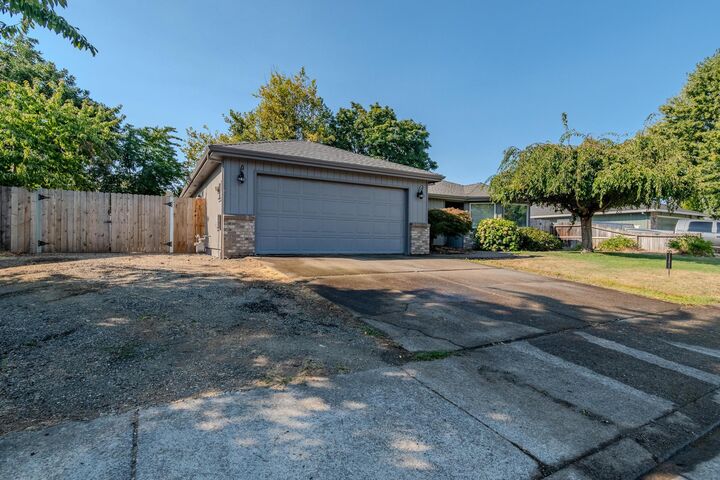 908 Juanita Way  Central Point OR 97502 photo