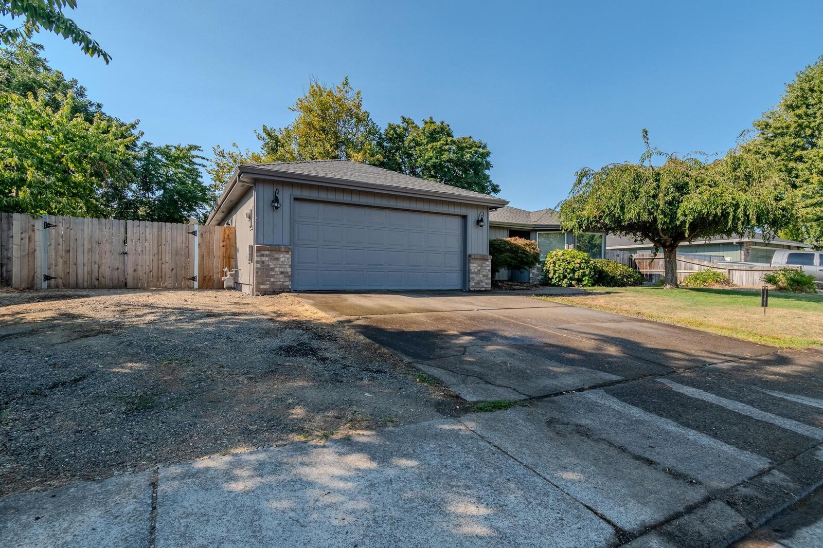 Property Photo: 908 Juanita Way OR 97502
