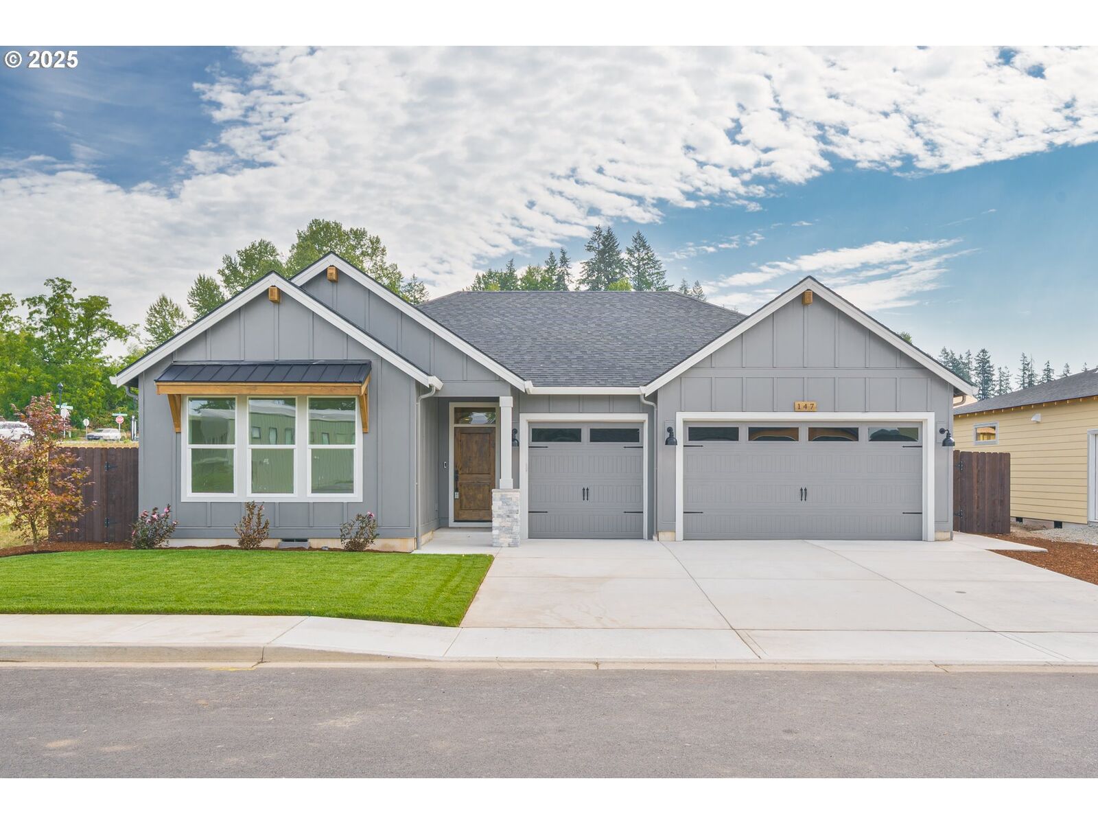 Property Photo:  147 SE Airedale Ave  WA 98629 