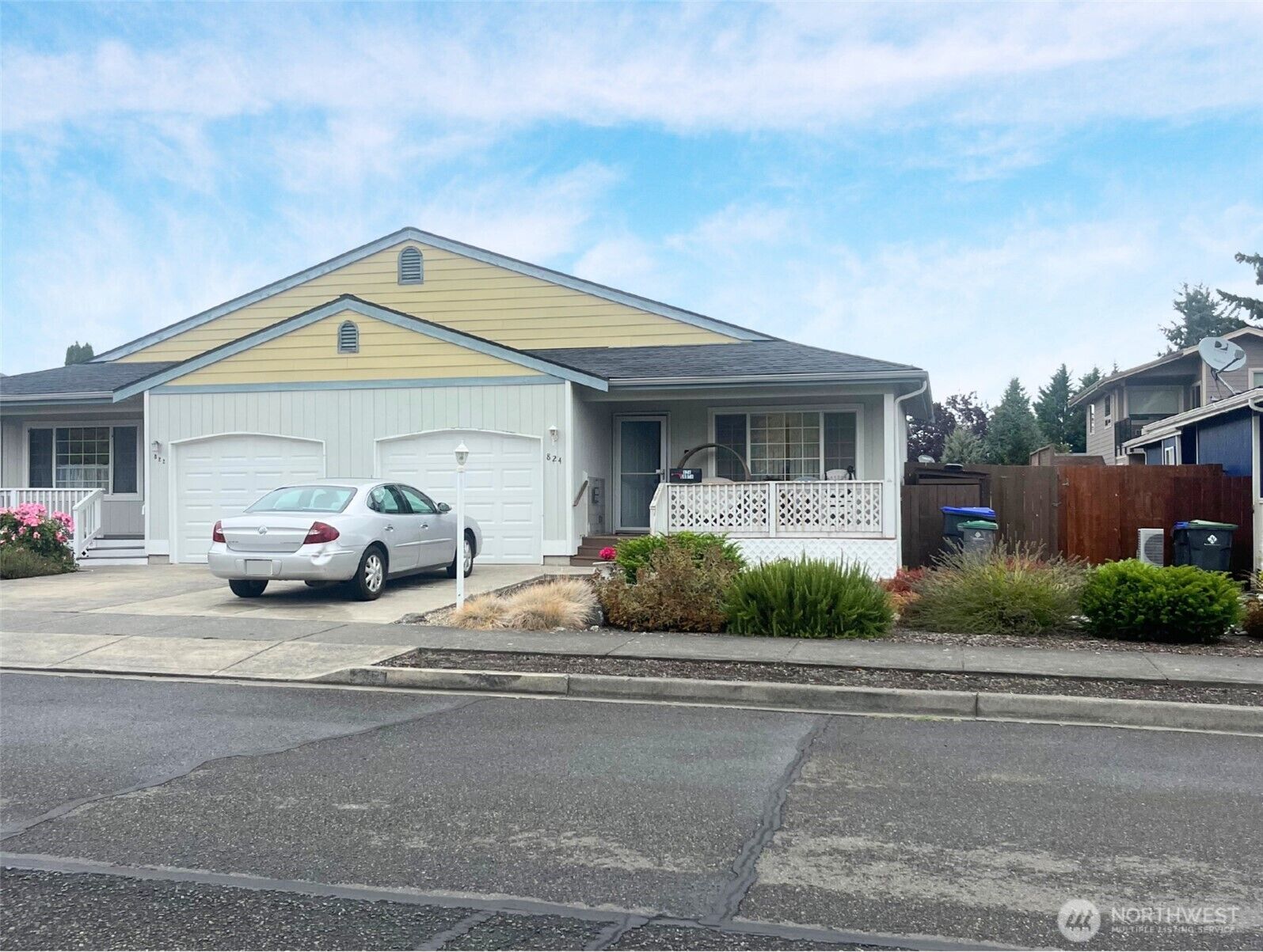 Property Photo: 824 E Washington Place 7 WA 98382