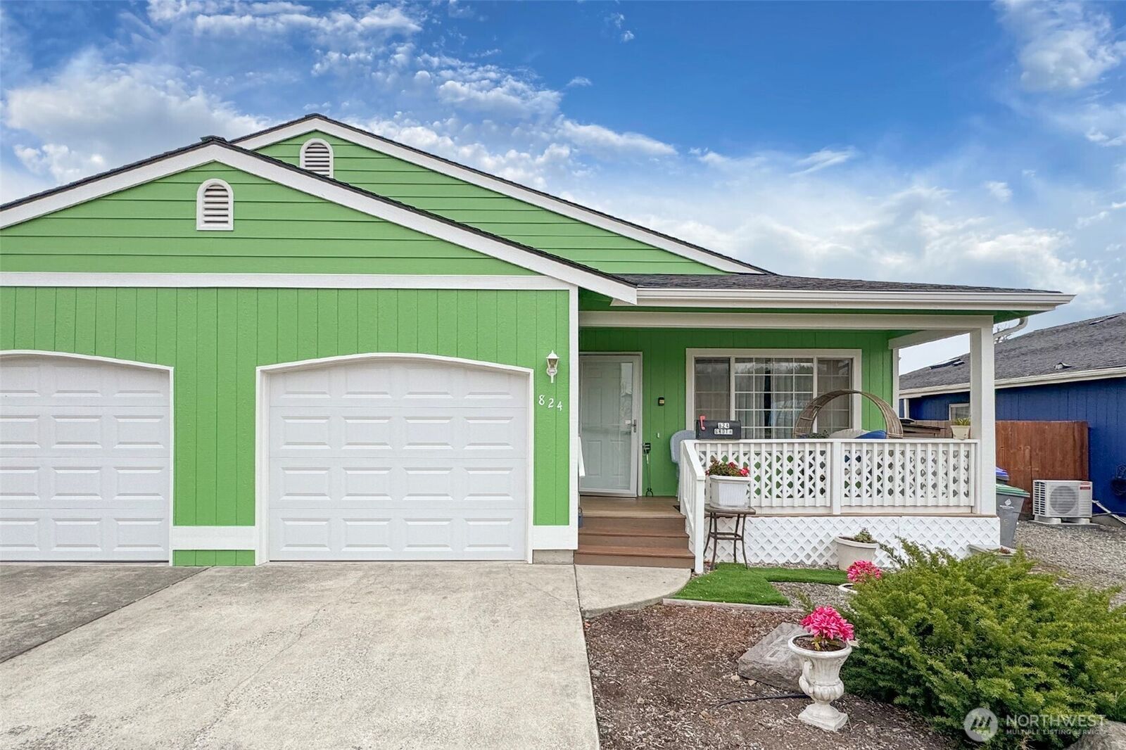 Property Photo:  824 E Washington Place 7  WA 98382