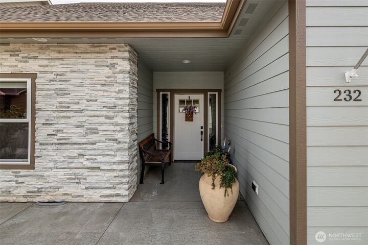 Property Photo: 232 Solomon Loop NW WA 98802