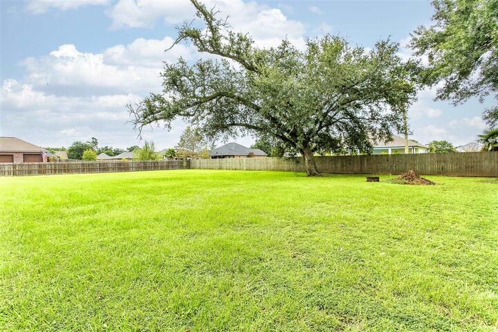 Property Photo: 2040 Oak Leaf Forest Dr Drive LA 70665