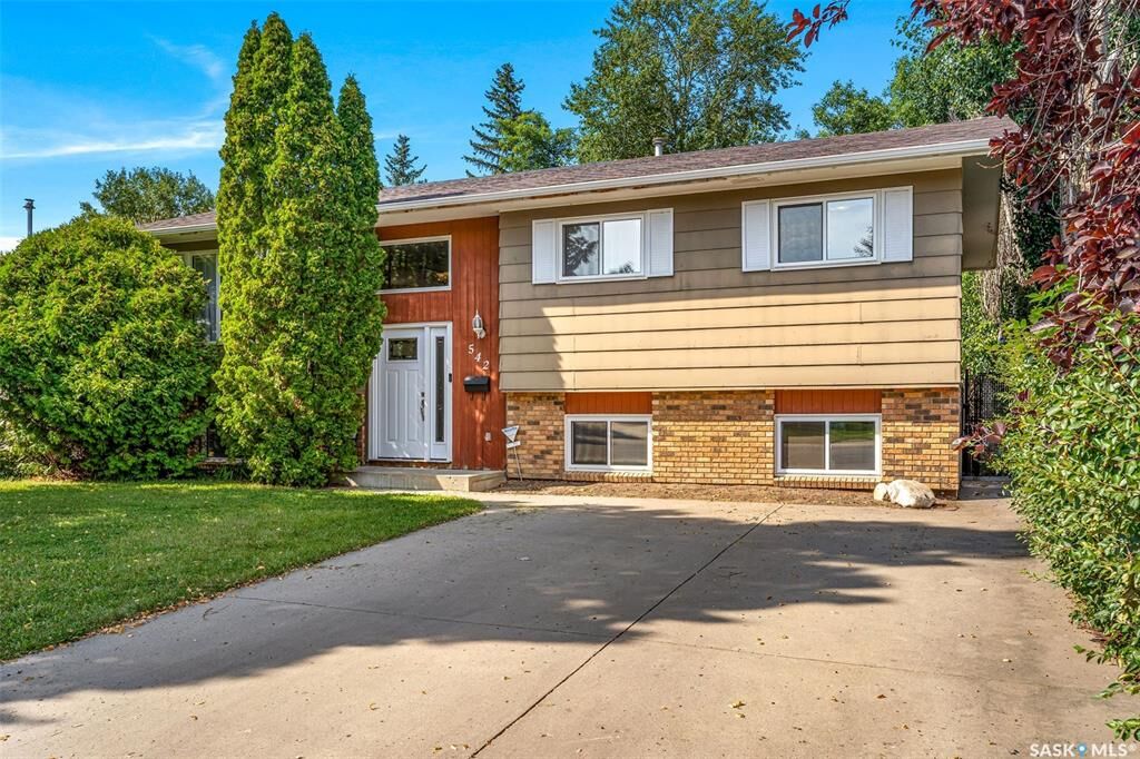 Property Photo:  542 Redberry Road  SK S7K 4S3 