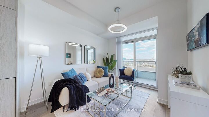 Property Photo:  38 Honeycrisp Crescent 818  ON L4K 0M7