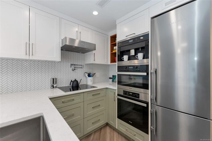 Property Photo:  930 Yates St 803  BC V8V 4Z3 