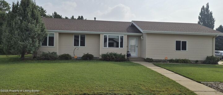930 Shinagle Drive  Dickinson ND 58601 photo