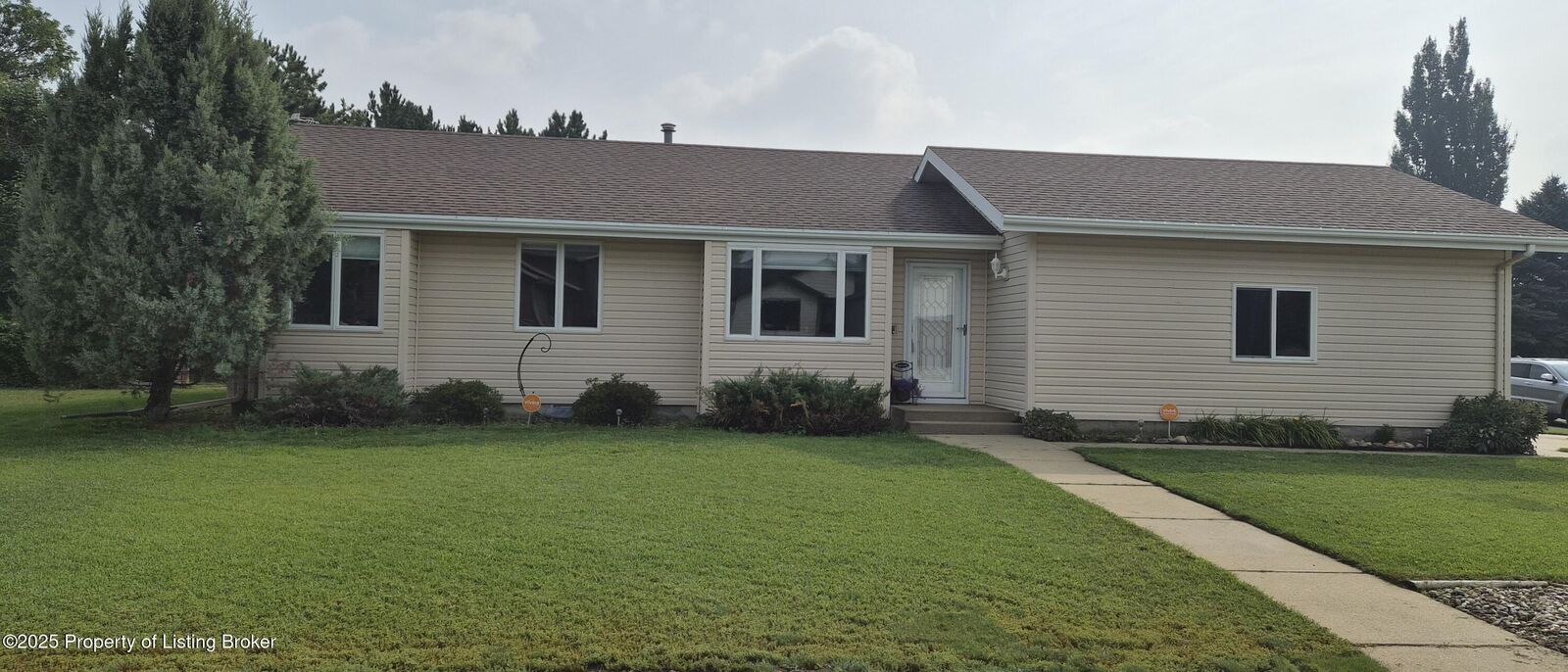 Property Photo:  930 Shinagle Drive  ND 58601 