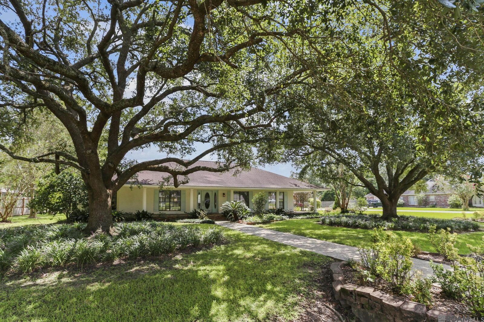 Property Photo: 8945 Round Oak Dr LA 70817